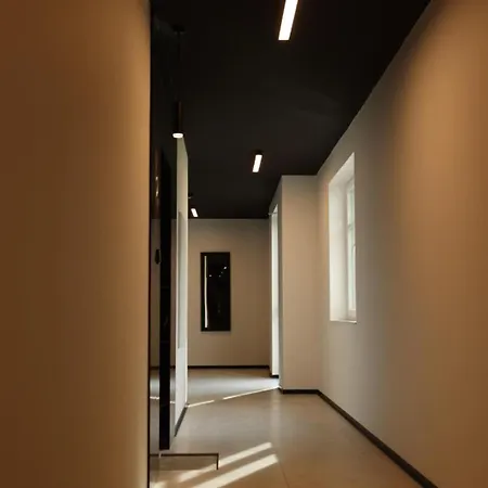 Niebieski W Wileńska Park I Prywatne Miejsce W Garażu Podziemnym