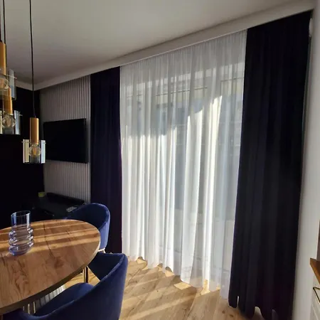 Niebieski W Wileńska Park I Prywatne Miejsce W Garażu Podziemnym *