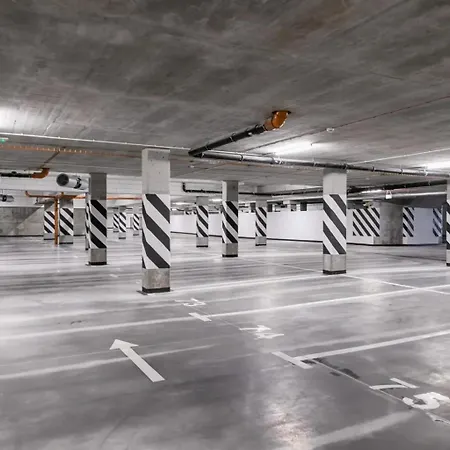 Niebieski W Wilenska Park I Prywatne Miejsce W Garazu Podziemnym